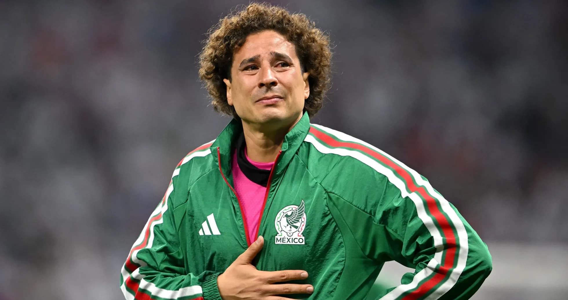 Jugador mexicano con chaqueta verde en el campo