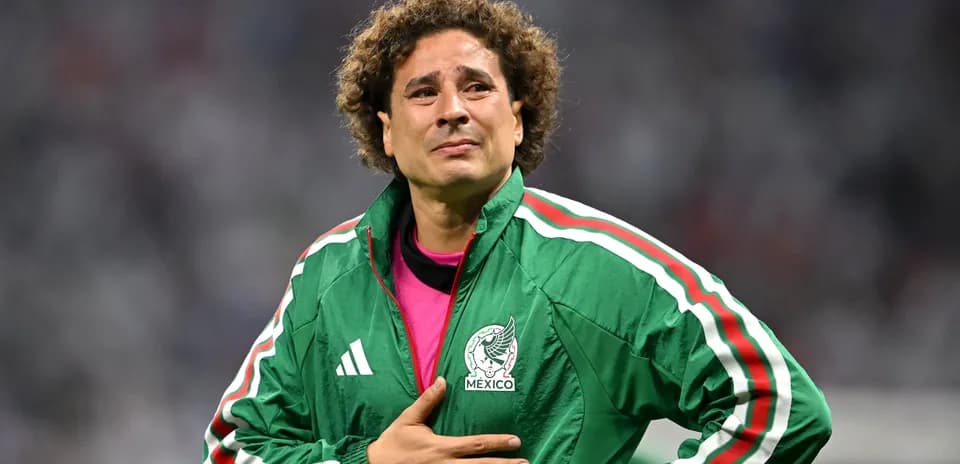 Jugador mexicano con chaqueta verde en el campo