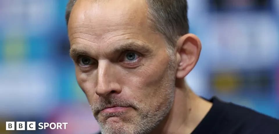 Entrenador en conferencia de prensa con expresión seria