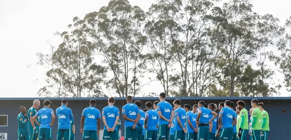 Equipo de fútbol en reunión durante entrenamiento