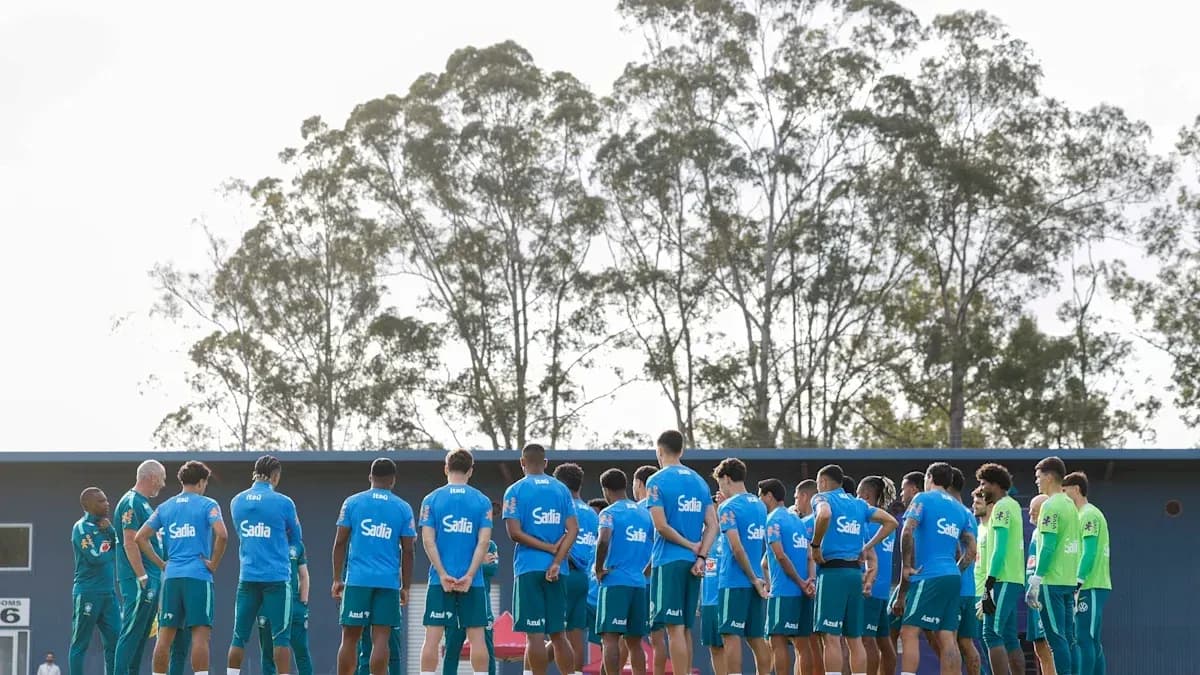 Equipo de fútbol en reunión durante entrenamiento