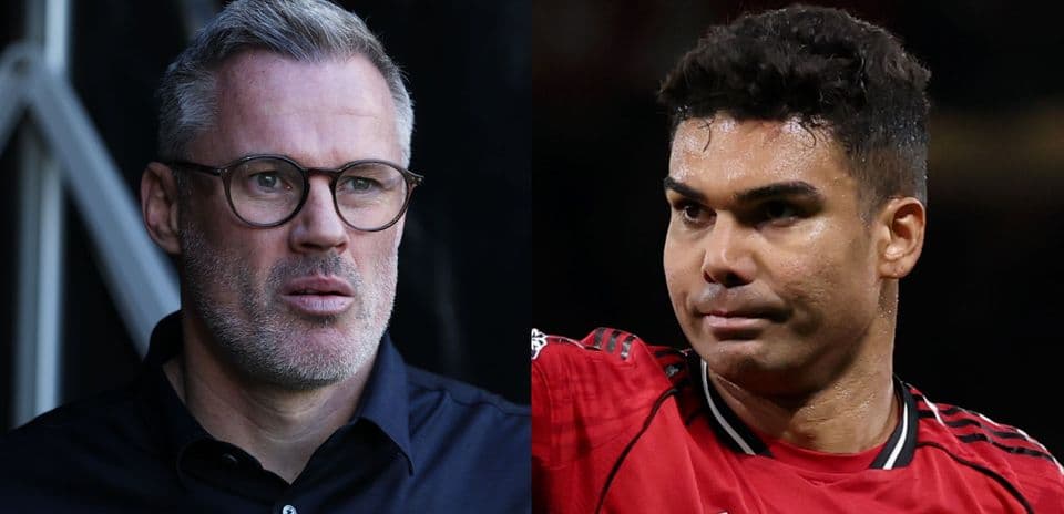 Dos hombres, uno con gafas y otro con camiseta de fútbol