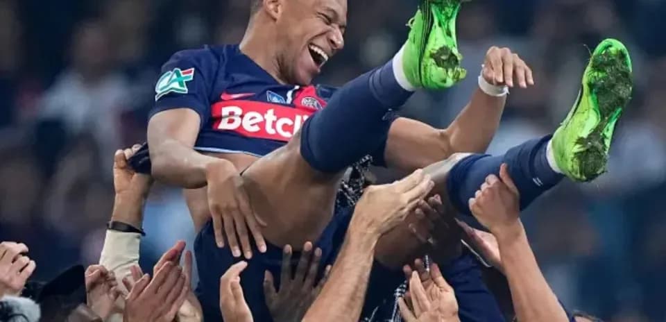 Jugador levantado por compañeros tras victoria