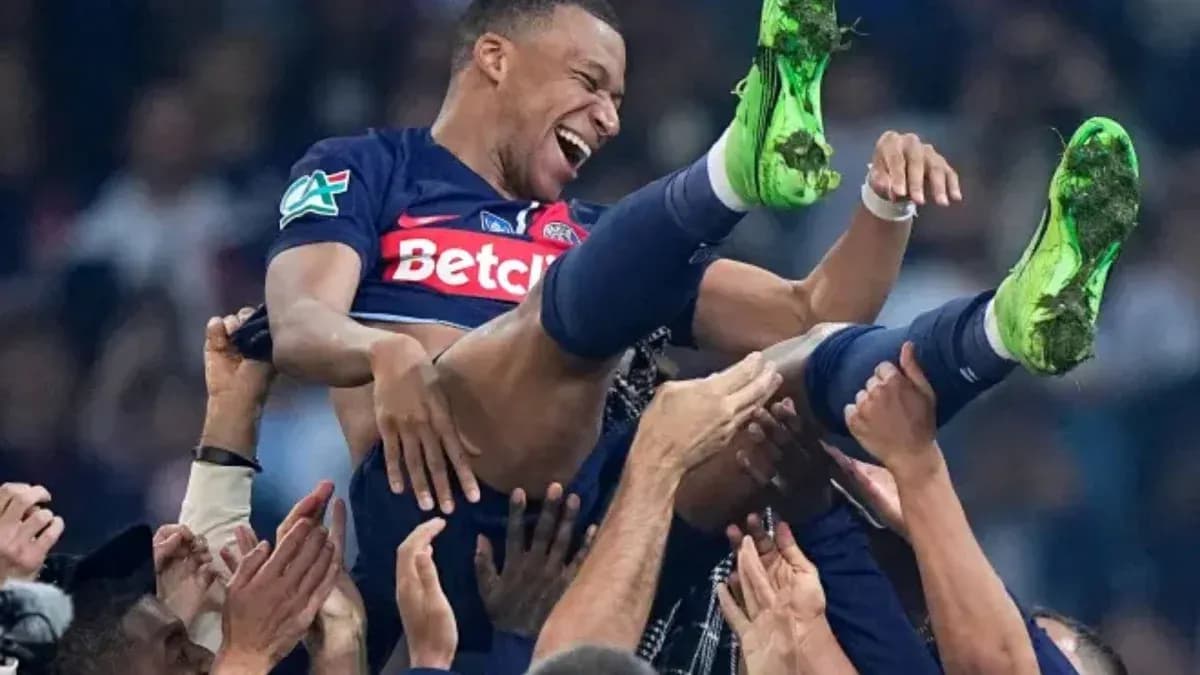 Jugador levantado por compañeros tras victoria