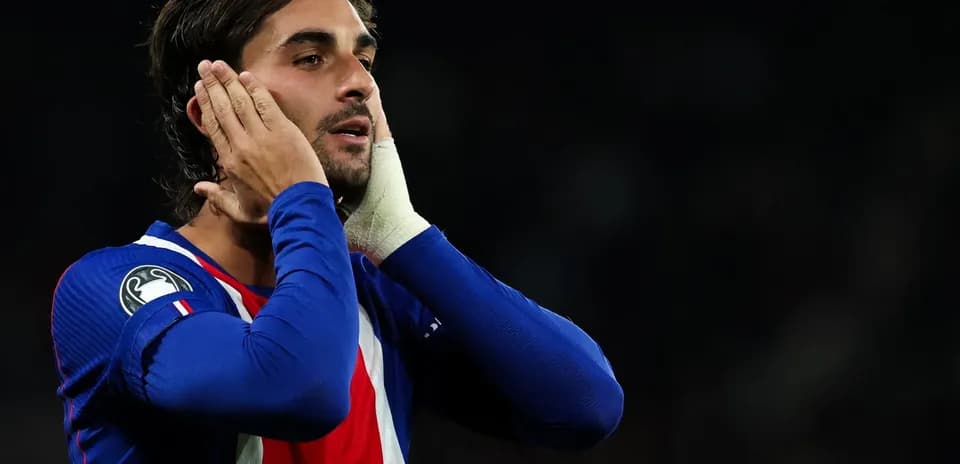 Jugador con camiseta azul sosteniendo su cara