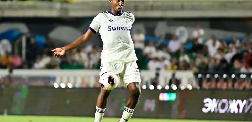 Jugador de Anderlecht controlando el balón