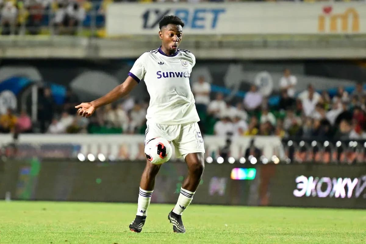 Jugador de Anderlecht controlando el balón