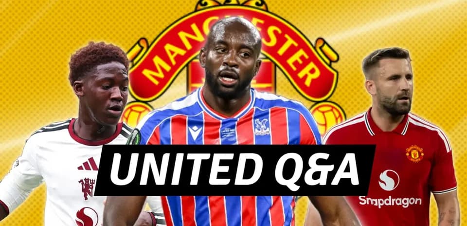 Tres jugadores de fútbol con fondo de Manchester United