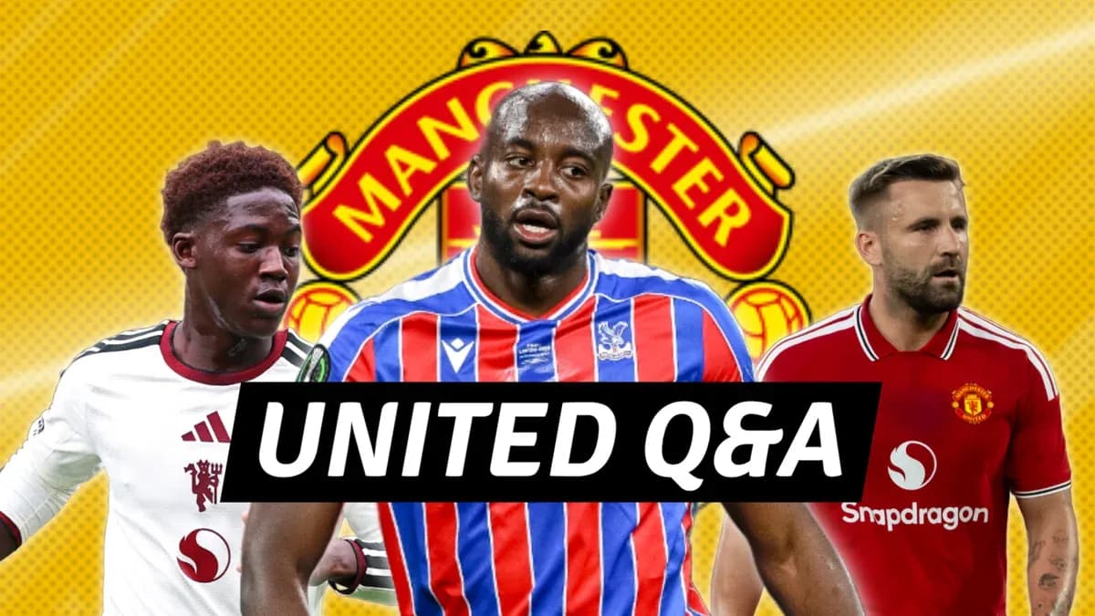 Tres jugadores de fútbol con fondo de Manchester United