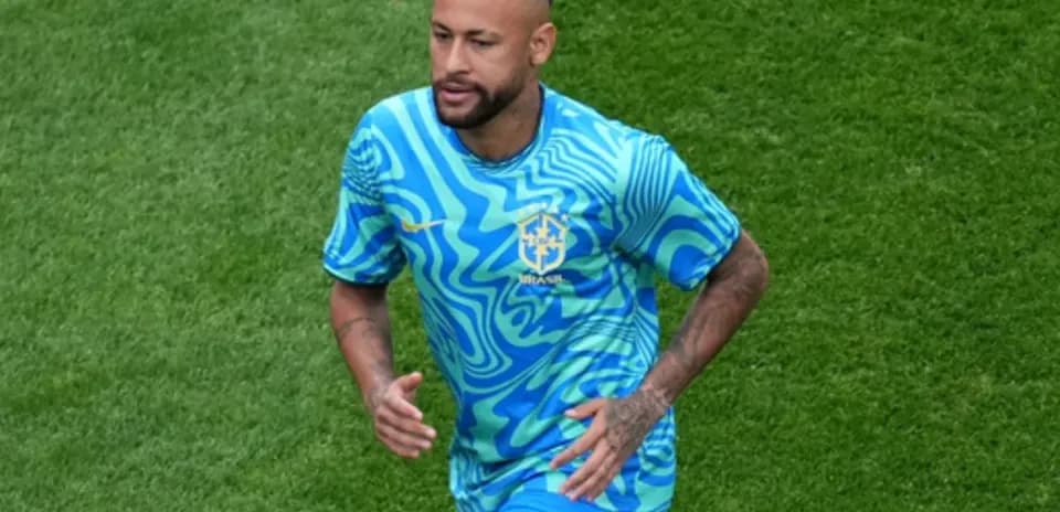 Jugador brasileño corriendo en el campo de fútbol