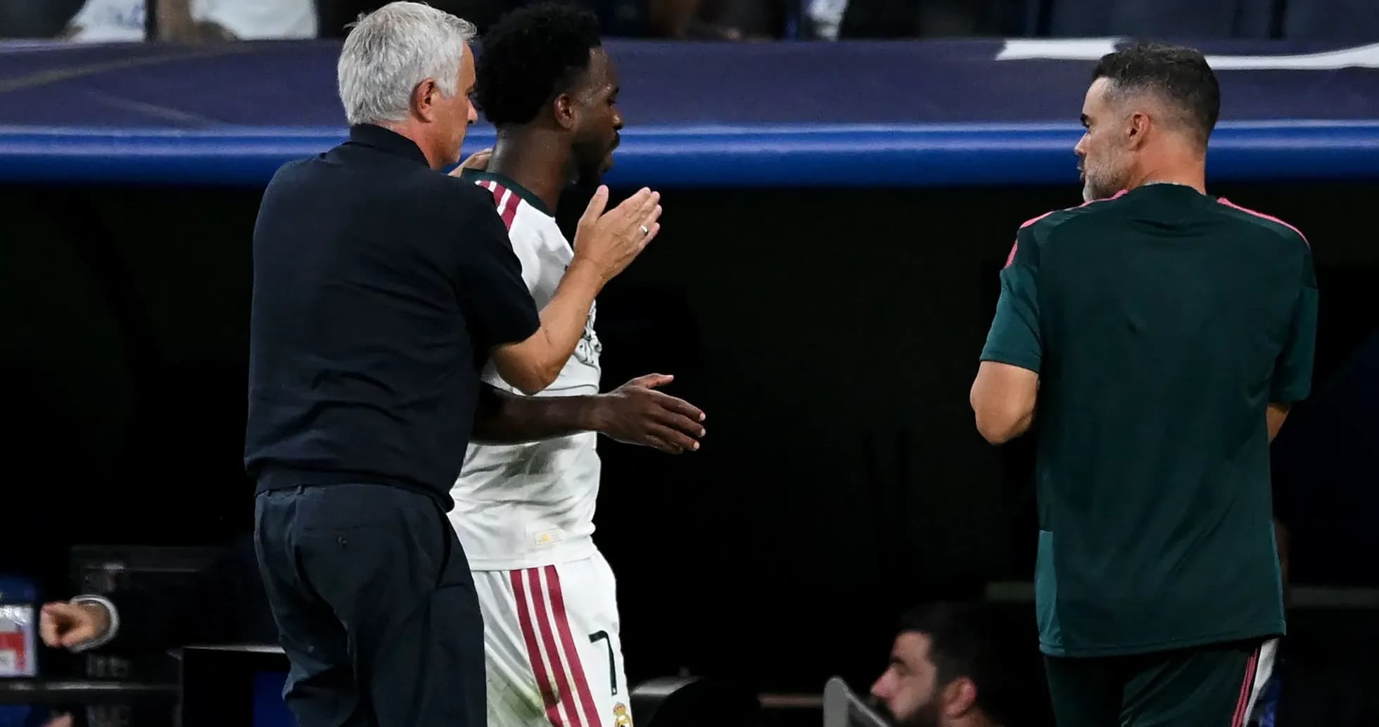 Entrenador hablando con jugador durante el partido
