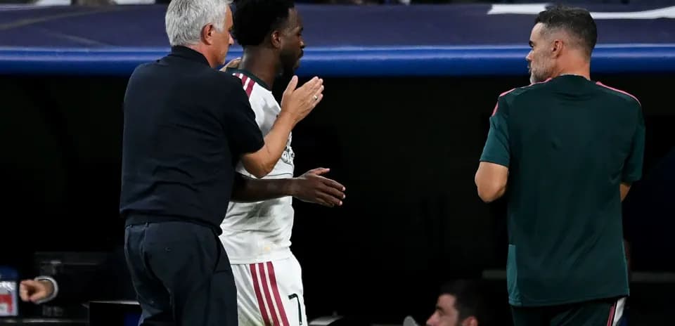 Entrenador hablando con jugador durante el partido