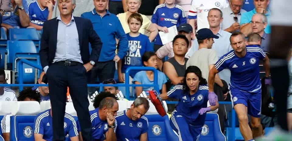 Entrenador y personal médico en el banquillo de Chelsea