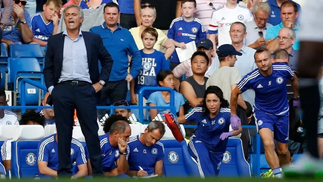 Entrenador y personal médico en el banquillo de Chelsea