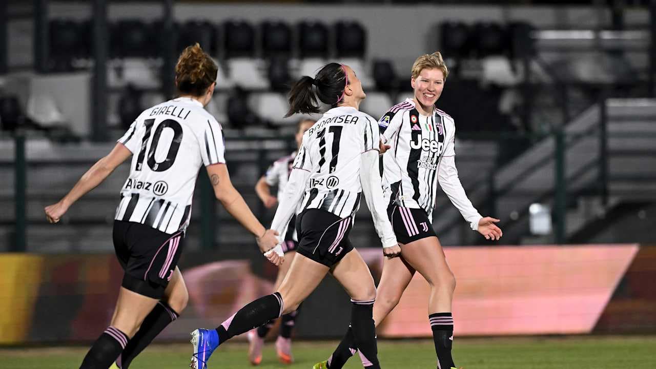 Jugadoras de Juventus celebrando un gol