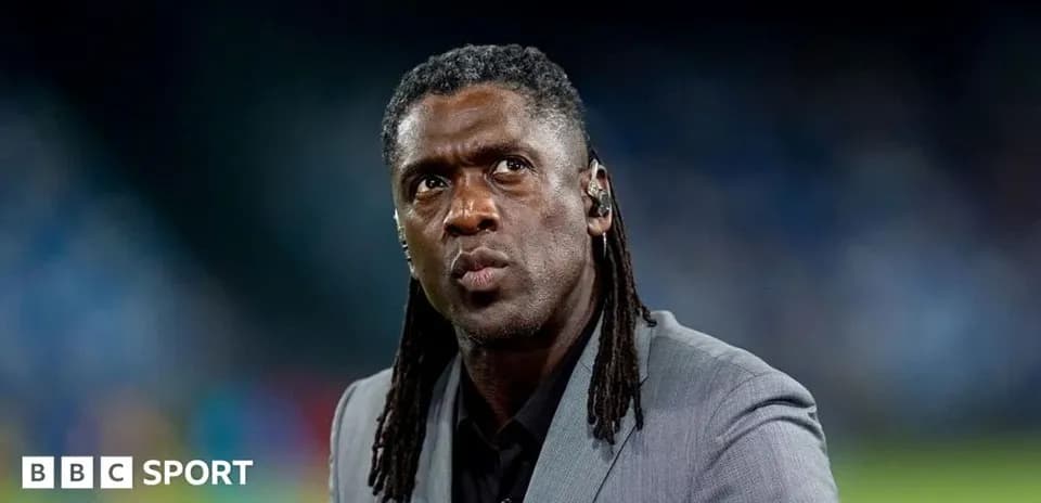 Entrenador observando el partido desde la línea lateral