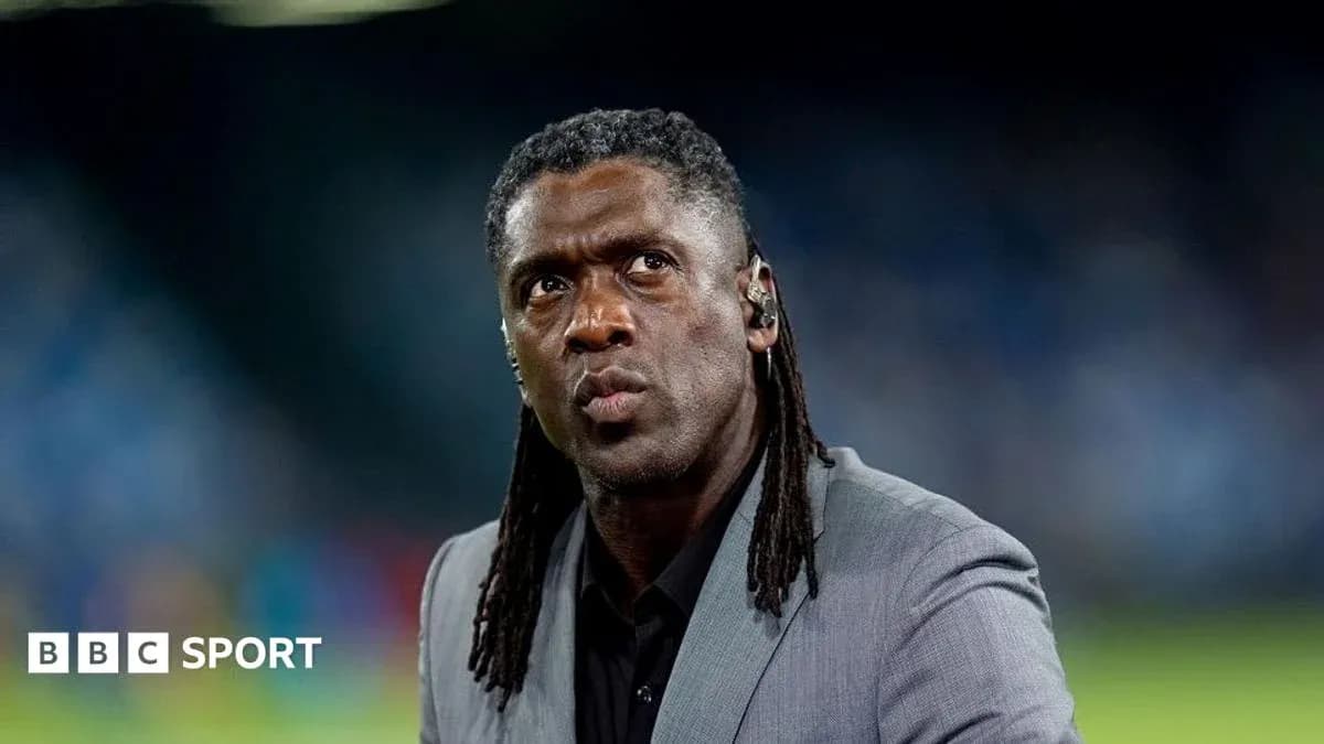 Entrenador observando el partido desde la línea lateral