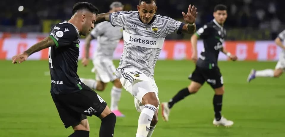 Jugador de Boca Juniors driblando a Central Córdoba