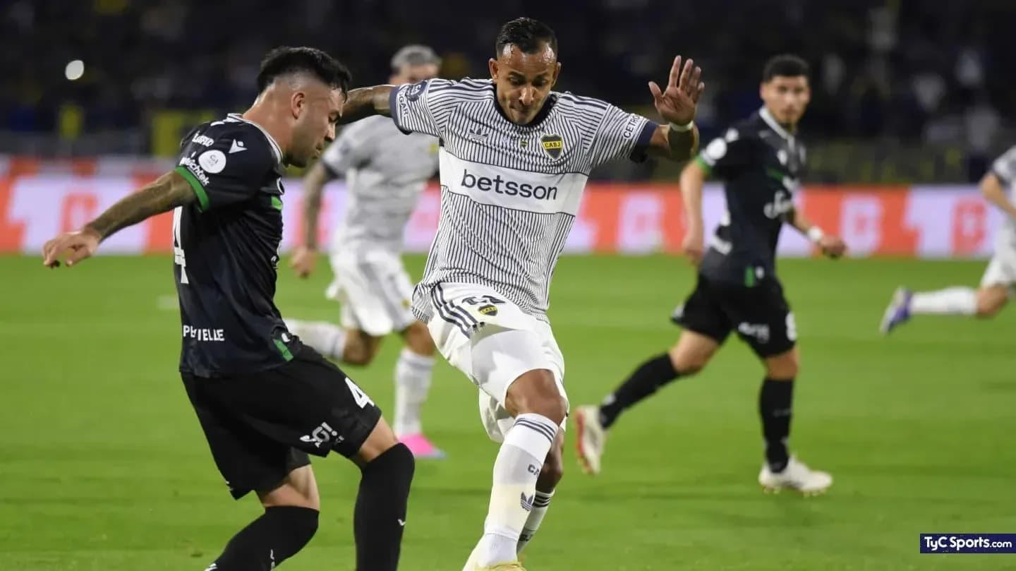 Jugador de Boca Juniors driblando a Central Córdoba