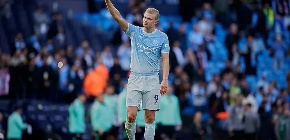 Jugador de Manchester City saludando a los aficionados