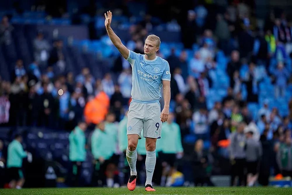 Jugador de Manchester City saludando a los aficionados