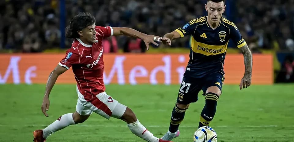 Jugadores de Independiente y Boca Juniors en acción