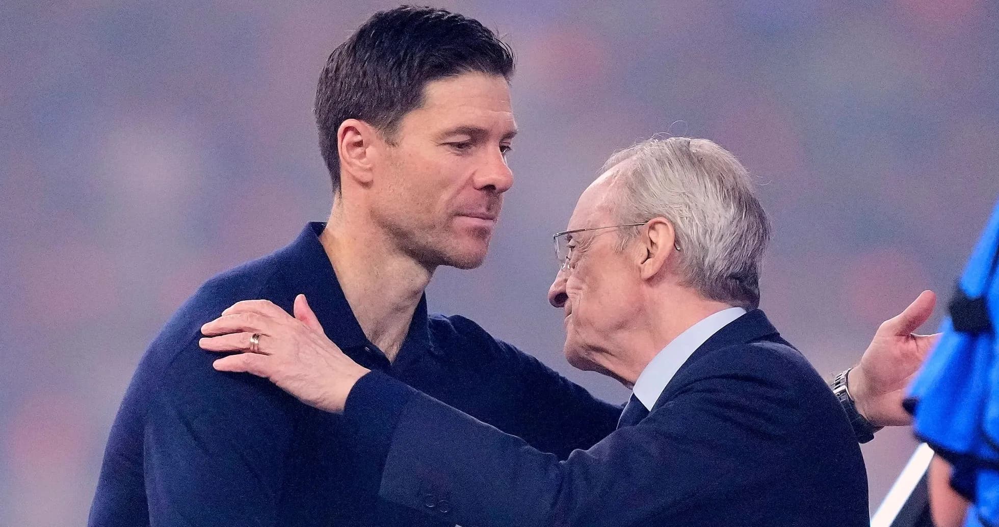 Xabi Alonso y Florentino Pérez abrazándose en el evento