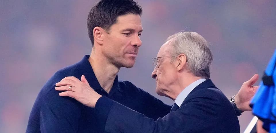 Xabi Alonso y Florentino Pérez abrazándose en el evento