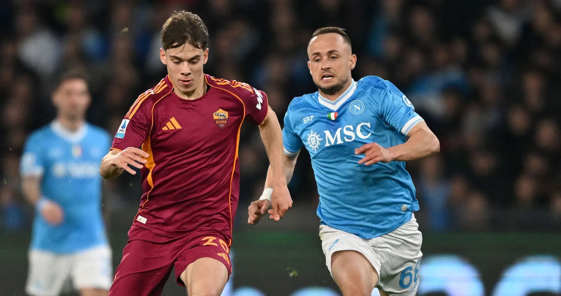 Jugador de Napoli persiguiendo a jugador de Roma