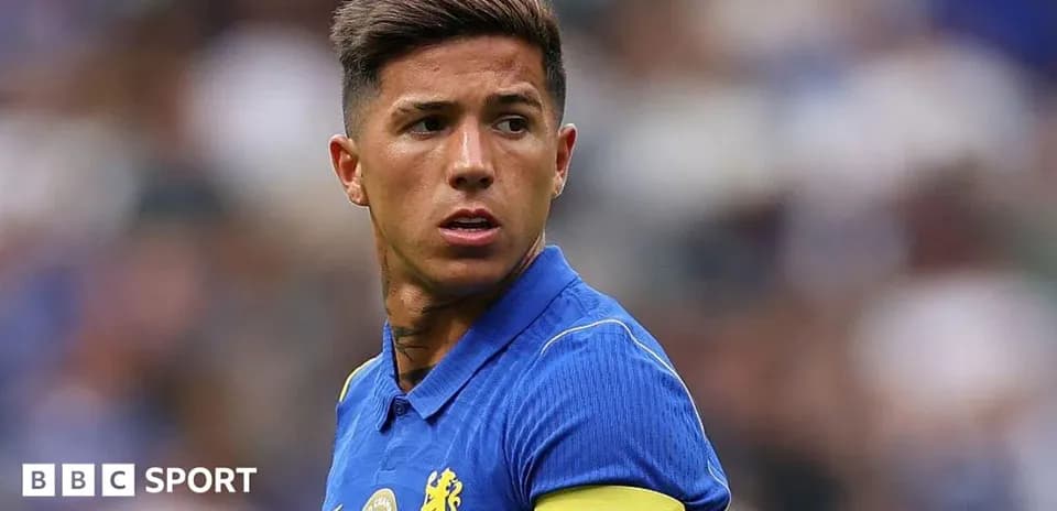 Jugador de Chelsea con banda de capitán en el campo