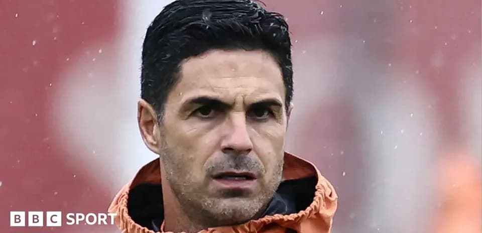 Entrenador observando durante la sesión de entrenamiento