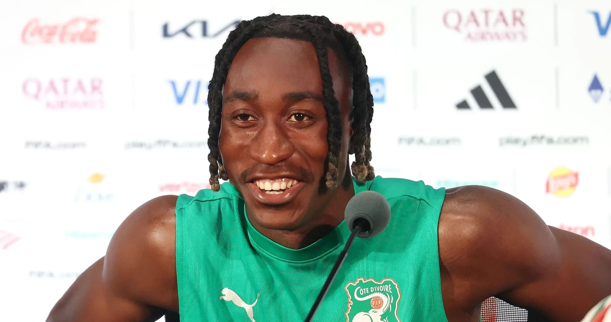 Jugador sonriente en conferencia de prensa