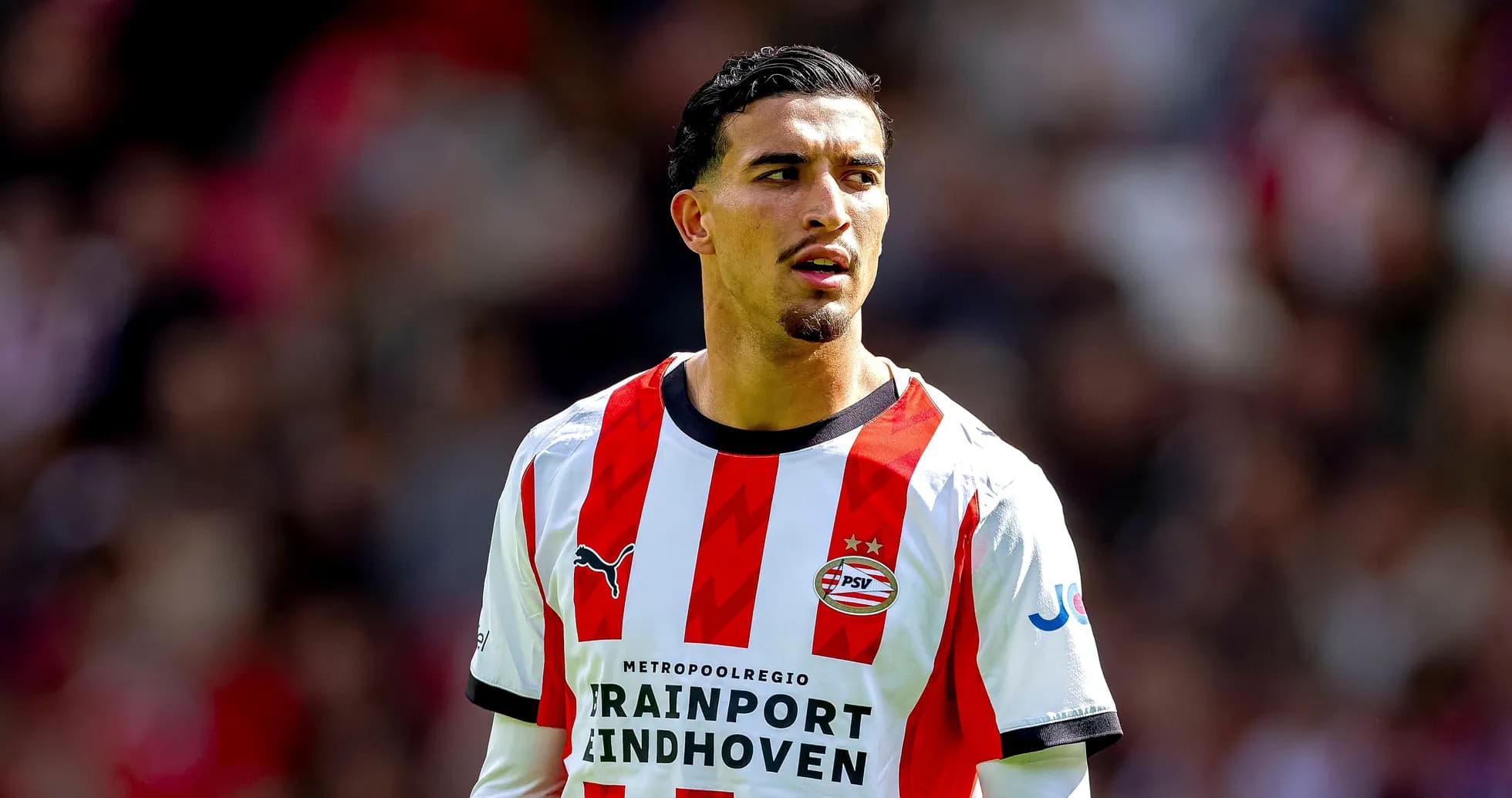 Jugador de PSV con camiseta rayada durante partido