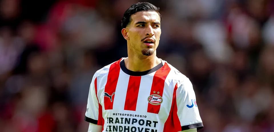 Jugador de PSV con camiseta rayada durante partido