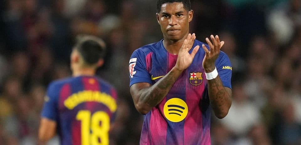 Jugador aplaudiendo en partido del FC Barcelona