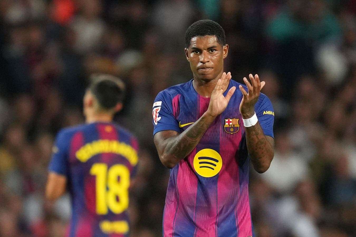 Jugador aplaudiendo en partido del FC Barcelona