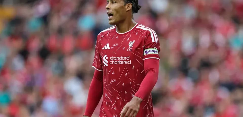 Jugador de Liverpool en acción durante el partido