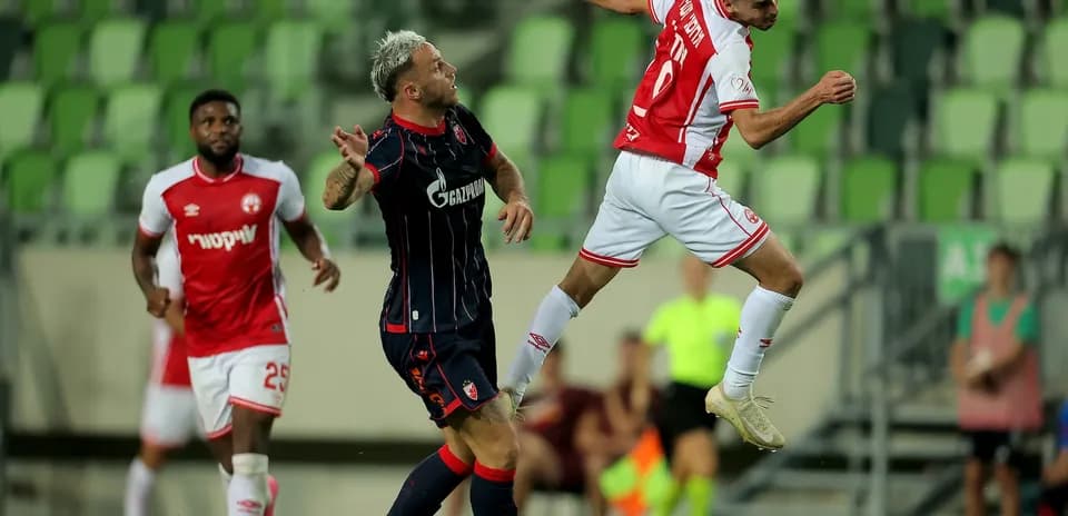 Jugador de FK Crvena Zvezda saltando para cabecear