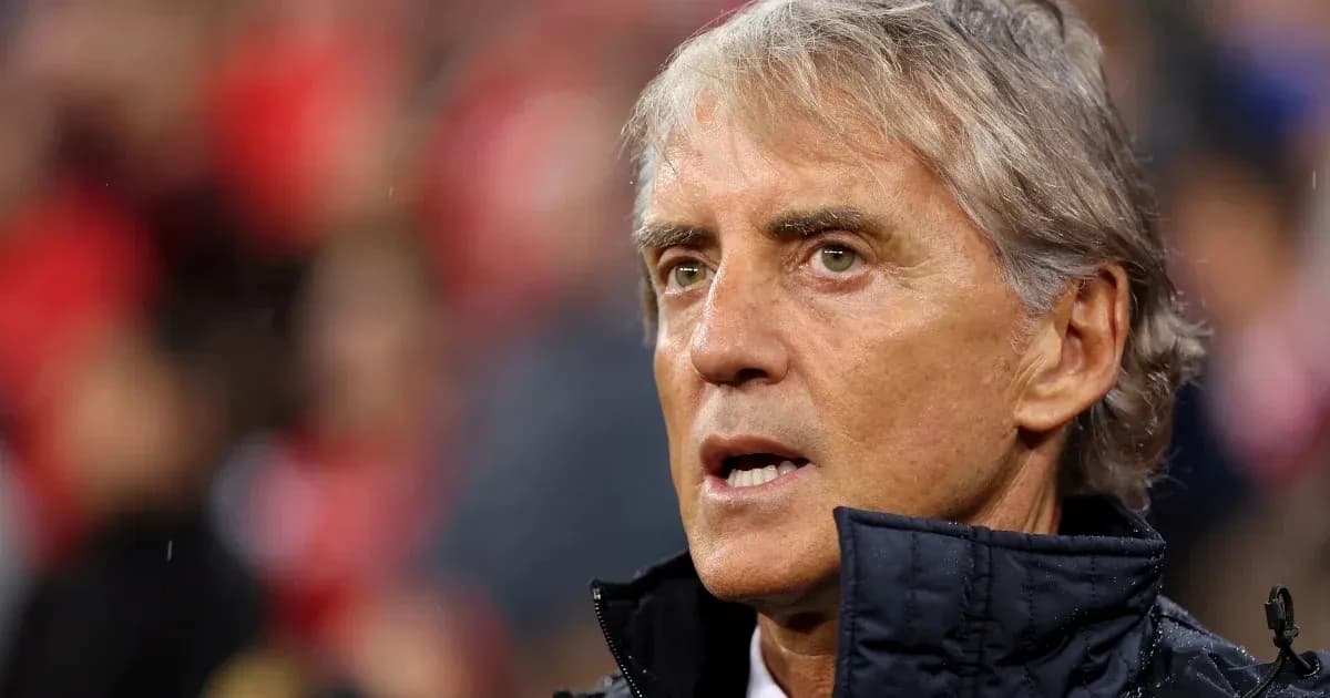 Entrenador observando el partido desde la banda