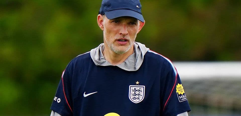 Entrenador dirigiendo entrenamiento de la selección inglesa