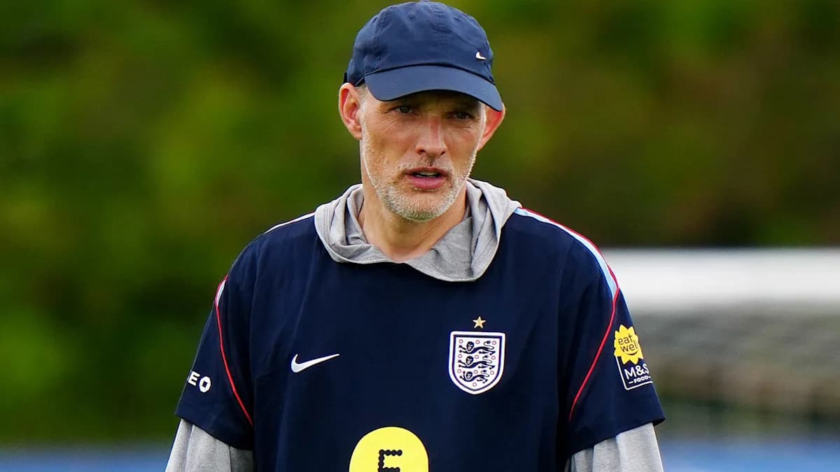 Entrenador dirigiendo entrenamiento de la selección inglesa