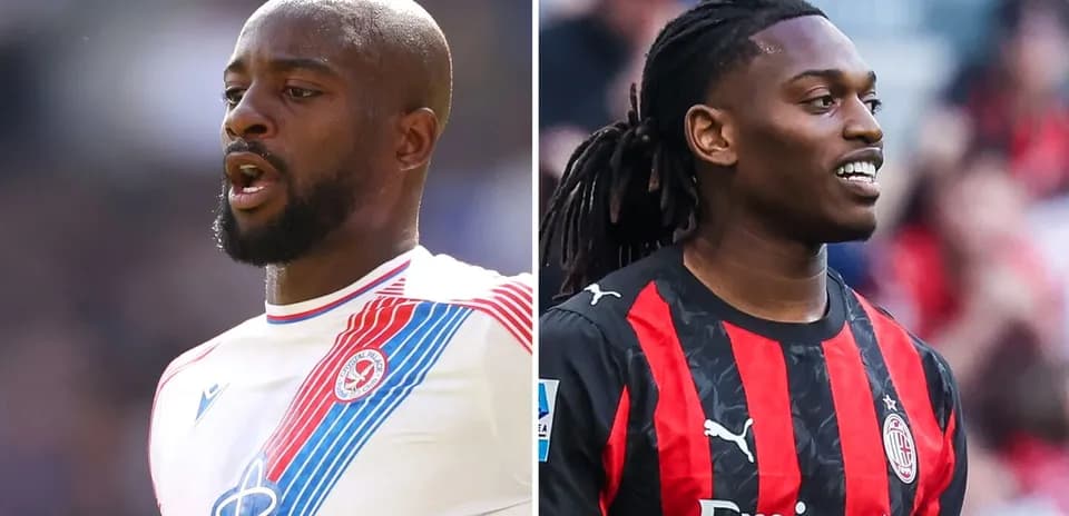 Jugadores en acción con camisetas de sus equipos