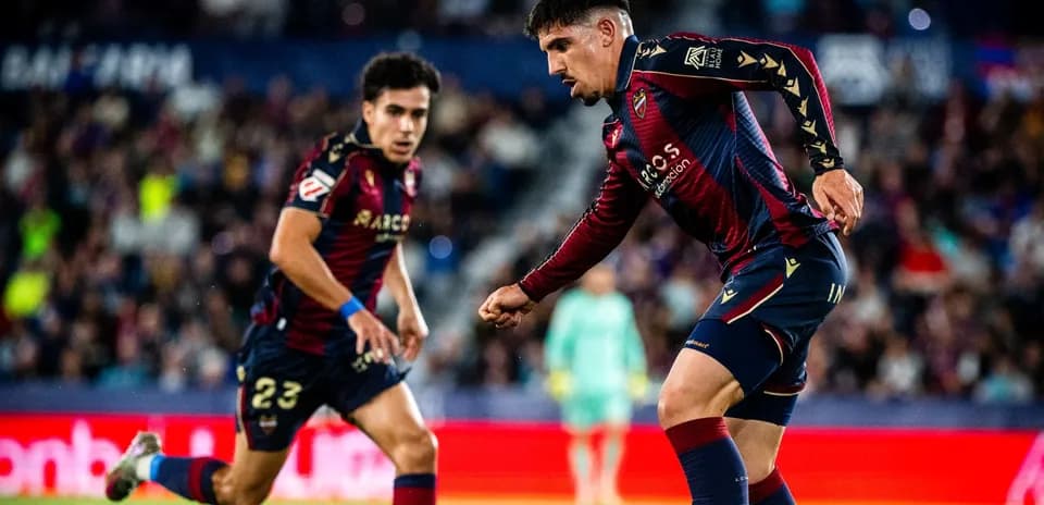 Jugadores de Levante en acción durante el partido