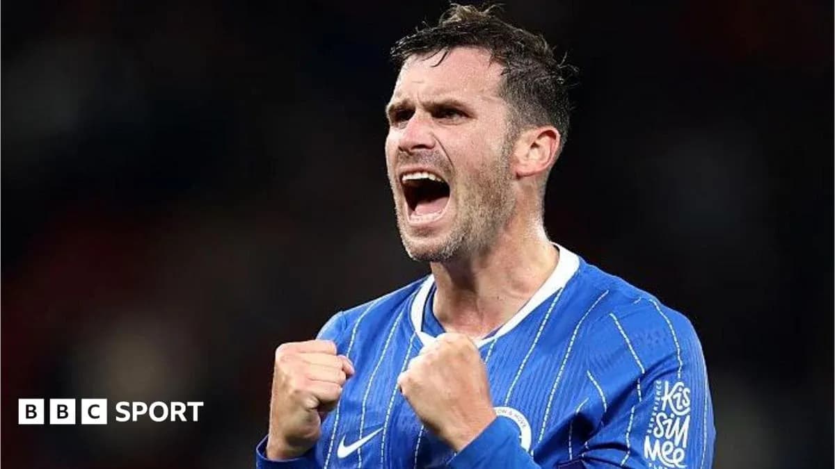 Jugador celebrando con puños cerrados en uniforme azul