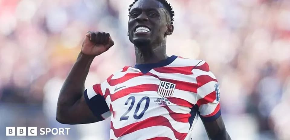 Jugador de Estados Unidos celebra un gol en el partido