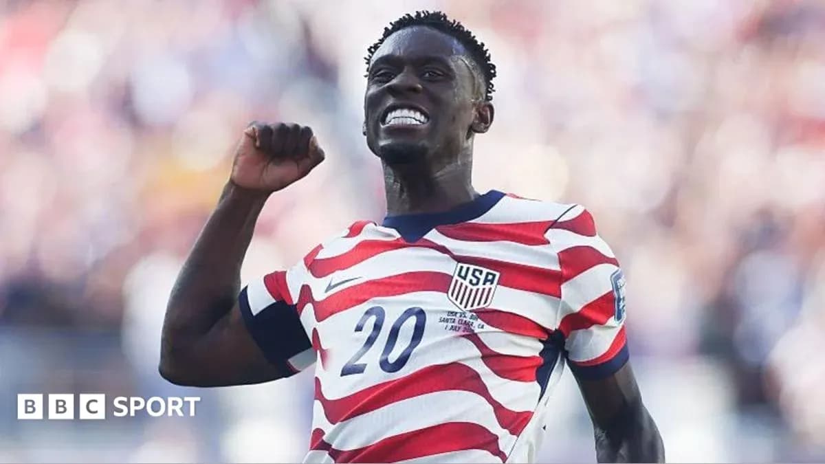 Jugador de Estados Unidos celebra un gol en el partido
