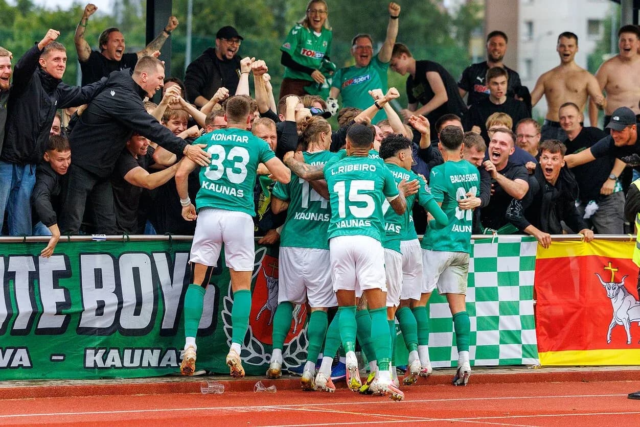 Celebración de jugadores de Kauno Žalgiris con aficionados