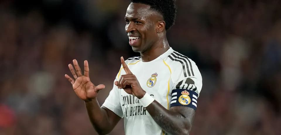 Jugador de Real Madrid celebrando con gesto durante partido