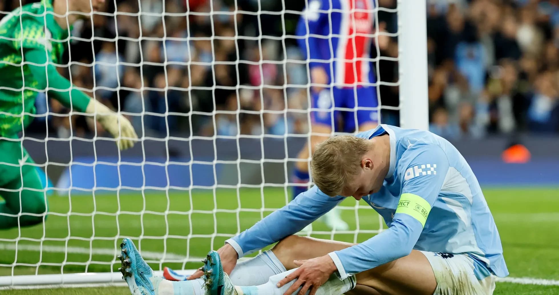 Jugador sentado en el suelo tras un gol en contra