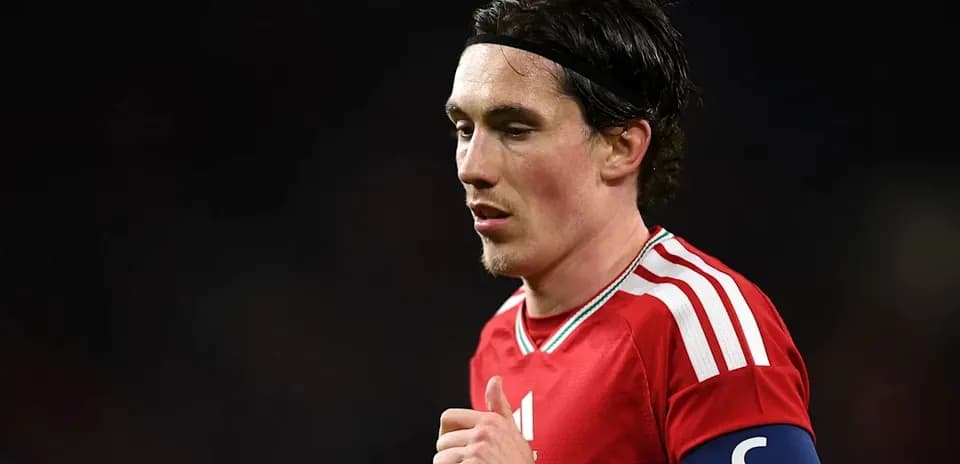 Jugador con camiseta roja y brazalete de capitán